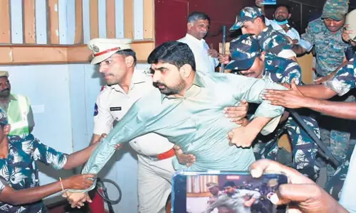 Telangana: समीक्षा बैठक में बीआरएस विधायकों के बीच झड़प से अफरा-तफरी