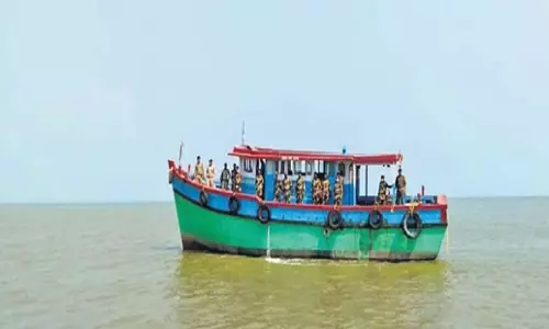 Odisha: केंद्रपाड़ा में मछुआरों ने टर्टल गश्ती नाव पर हमला किया Odisha: केंद्रपाड़ा में मछुआरों ने टर्टल गश्ती नाव पर हमला किया