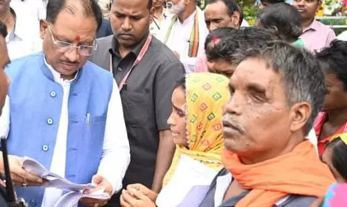 दोनो आंखों की रोशनी गंवा चुके शख्स को मिला 2 लाख का मुआवजा दोनो आंखों की रोशनी गंवा चुके शख्स को मिला 2 लाख का मुआवजा