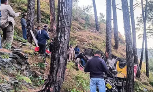 Uttarakhand: पौड़ी गढ़वाल में बस खाई में गिरने से छह लोगों की मौत, 22 घायल Uttarakhand: पौड़ी गढ़वाल में बस खाई में गिरने से छह लोगों की मौत, 22 घायल