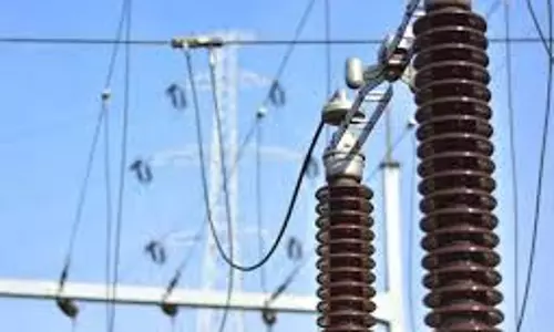 Kasganj:   नई बिछाई गई हाईटेंशन लाइन में अचानक करंट,आठ कर्मचारी झुलसे