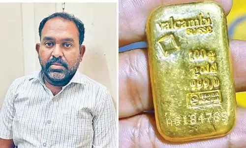 Andhra: सोने के बिस्किट चुराने की कोशिश करते हुए एक व्यक्ति पकड़ा गया Andhra: सोने के बिस्किट चुराने की कोशिश करते हुए एक व्यक्ति पकड़ा गया
