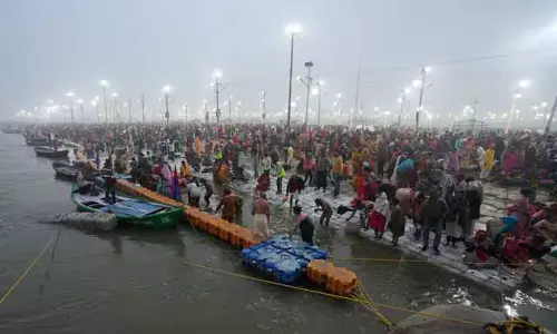 संगम पर पवित्र डुबकी के साथ महाकुंभ मेला शुरू