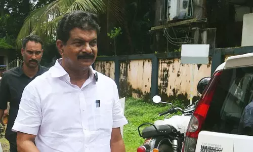 Kerala: पी.वी. अनवर बिना नंबर वाली कार में स्पीकर से मिलने पहुंचे Kerala: पी.वी. अनवर बिना नंबर वाली कार में स्पीकर से मिलने पहुंचे
