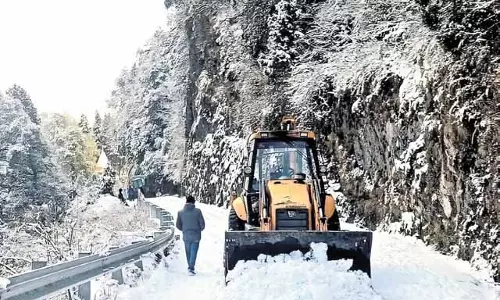 बर्फ से सजे उत्तराखंड के पहाड़ बर्फ से सजे उत्तराखंड के पहाड़