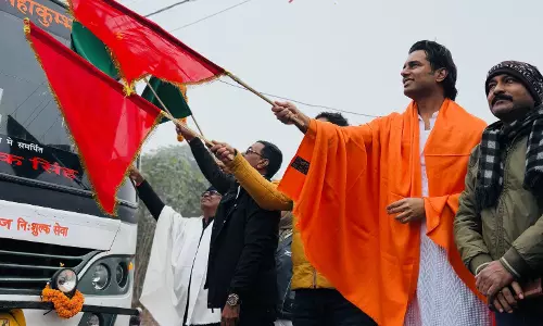 पूर्व IAS अधिकारी ने महाकुंभ में स्नान करने जाने वाले श्रद्धालुओं के लिए शुरू की निशुल्क बस सेवा