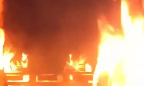 शॉर्ट सर्किट से ट्रक जलकर खाक, ड्राइवर और कंडक्टर बाल-बाल बचे