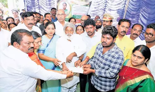 Andhra सरकार ने तिरुपति भगदड़ पीड़ित परिवारों को सहायता दी Andhra सरकार ने तिरुपति भगदड़ पीड़ित परिवारों को सहायता दी