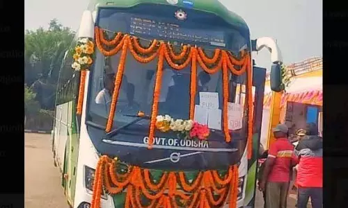 ओडिशा के मुख्यमंत्री ने महाकुंभ मेले के लिए विशेष तीर्थयात्री बस सेवा को हरी झंडी दिखाई