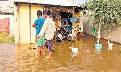 SRSP नहर टूटने से मन्नामपल्ली में एससी कॉलोनी जलमग्न SRSP नहर टूटने से मन्नामपल्ली में एससी कॉलोनी जलमग्न