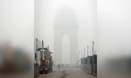 दिल्ली में शीतलहर के साथ देखने को मिला घना कोहरा