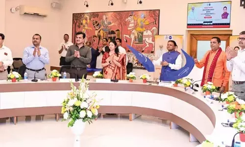 CM Mohan Charan Majhi ने महाकुंभ मेले के लिए बस सेवा को हरी झंडी दिखाई CM Mohan Charan Majhi ने महाकुंभ मेले के लिए बस सेवा को हरी झंडी दिखाई