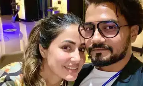 हिना खान अपने बॉयफ्रेंड रॉकी के लिए इमोशनल हो गई हिना खान अपने बॉयफ्रेंड रॉकी के लिए इमोशनल हो गई