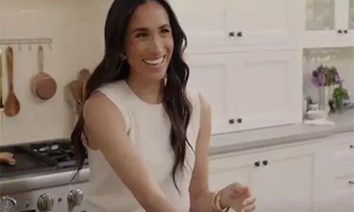 जंगलों में लगी आग के कारण Meghan Markle ने अपने नेटफ्लिक्स शो का प्रीमियर स्थगित कर दिया