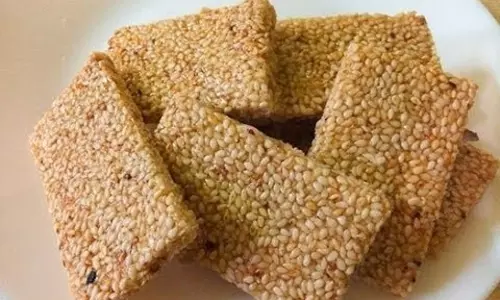 Recipe: सर्दियों में बनाएं तिल की गजक Recipe: सर्दियों में बनाएं तिल की गजक