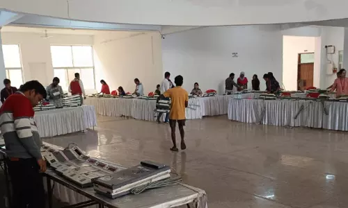 निकाय चुनाव, ईवीएम चेक किए जा रहे