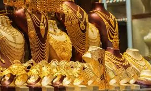 सोने के बाजार में सोने की कीमतें बढ़ रही हैं, चांदी कमजोर