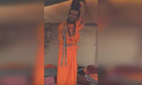 यूट्यूबर के सवाल पर भड़के बाबा, चिमटे से दनादन पिटाई कर दी यूट्यूबर के सवाल पर भड़के बाबा, चिमटे से दनादन पिटाई कर दी