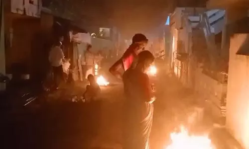 Tamil : पोंगल उत्सव के पहले दिन भोगी के दौरान लोग बेकार सामान जलाते हैं Tamil : पोंगल उत्सव के पहले दिन भोगी के दौरान लोग बेकार सामान जलाते हैं