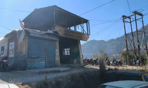 Himachal: निवासियों ने परित्यक्त वर्षा आश्रय स्थल को हटाने की मांग की Himachal: निवासियों ने परित्यक्त वर्षा आश्रय स्थल को हटाने की मांग की