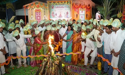 Telangana, आंध्र प्रदेश में भोगी उत्सव समारोह में कई नेताओं ने हिस्सा लिया