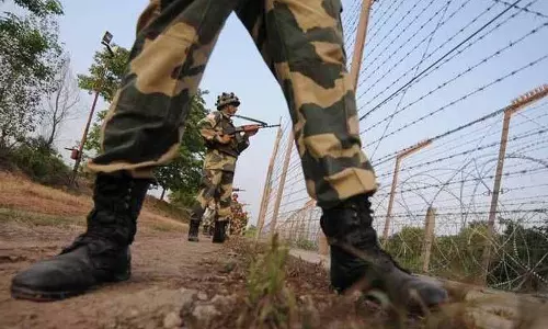 BSF ने सीमा के पास से पिस्तौल और हेरोइन जब्त की BSF ने सीमा के पास से पिस्तौल और हेरोइन जब्त की