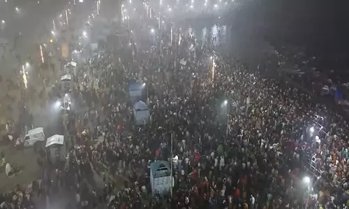 MahaKumbh: त्रिवेणी संगम पर पौष पूर्णिमा पर स्नान के लिए उमड़े श्रद्धालु
