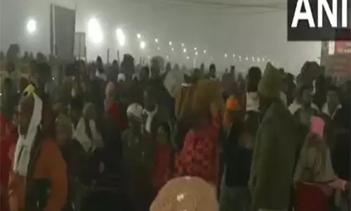 पौष पूर्णिमा पर शाही स्नान के साथ Maha Kumbh की शुरुआत पर श्रद्धालुओं ने लगाई पवित्र डुबकी पौष पूर्णिमा पर शाही स्नान के साथ Maha Kumbh की शुरुआत पर श्रद्धालुओं ने लगाई पवित्र डुबकी