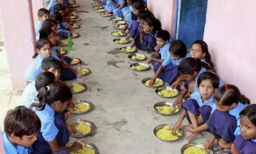 Hyderabad: मध्याह्न भोजन योजना सरकारी जूनियर कॉलेजों को कवर करेगी Hyderabad: मध्याह्न भोजन योजना सरकारी जूनियर कॉलेजों को कवर करेगी