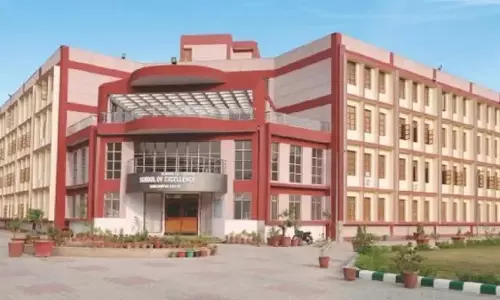 Kolkata के स्कूल भवन में कांच का पैनल गिरने से 2 छात्र घायल Kolkata के स्कूल भवन में कांच का पैनल गिरने से 2 छात्र घायल