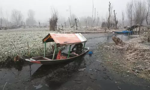 J&K में भीषण ठंड, आगे शुष्क मौसम का अनुमान