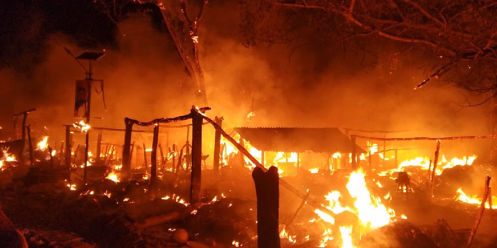 Bahraich: मकान में लगी आग, मवेशी की जलकर मौत Bahraich: मकान में लगी आग, मवेशी की जलकर मौत