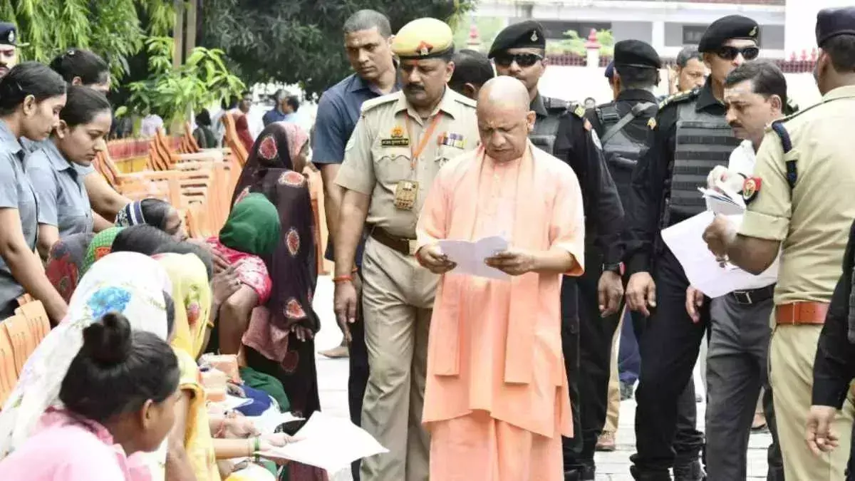 Gorakhpur: मुख्यमंत्री योगी आदित्यनाथ ने गोरखनाथ मंदिर में जनता दर्शन में लोगों से मुलाकात की Gorakhpur: मुख्यमंत्री योगी आदित्यनाथ ने गोरखनाथ मंदिर में जनता दर्शन में लोगों से मुलाकात की