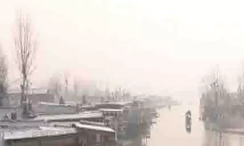 Kashmir में शीतलहर जारी, डल झील पर बर्फ की पतली परत जमी Kashmir में शीतलहर जारी, डल झील पर बर्फ की पतली परत जमी