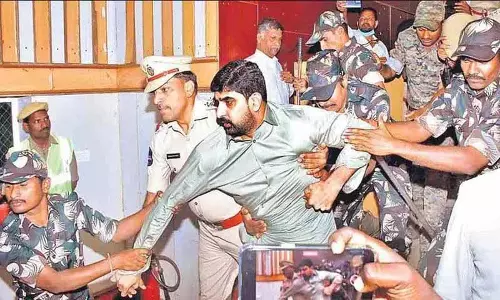 करीमनगर में BRS विधायक पाडी कौशिक रेड्डी के खिलाफ तीन मामले दर्ज किए गए करीमनगर में BRS विधायक पाडी कौशिक रेड्डी के खिलाफ तीन मामले दर्ज किए गए