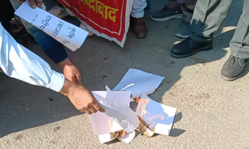 Yamunanagar: किसान संगठनों ने नई कृषि बाजार नीति की प्रतियां जलाकर मनाई लाेहड़ी