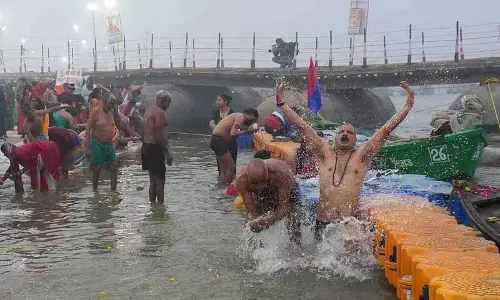 शाही स्नान के साथ Maha Kumbh की शुरुआत हो गई शाही स्नान के साथ Maha Kumbh की शुरुआत हो गई