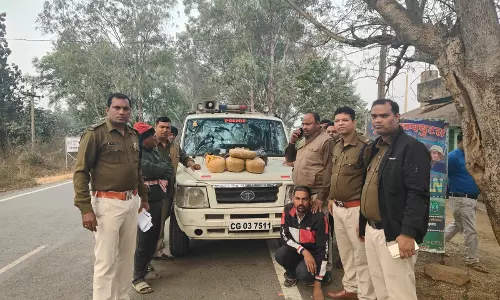 गाड़ी मोड़ने लगा पुलिस को देखकर, चेकिंग पॉइंट में गांजा तस्कर