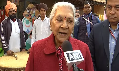 UP के राज्यपाल ने आरिसों के काम की सराहना की, लोगों से स्थानीय हस्तशिल्प का समर्थन करने का आग्रह किया