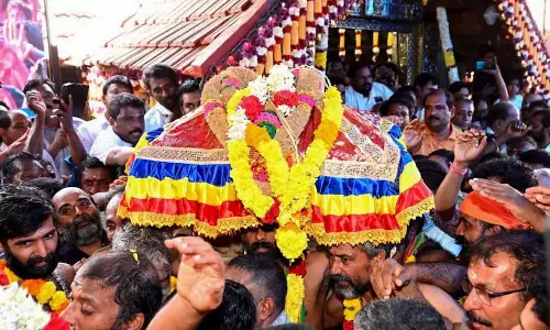 Kerala : मकरविलक्कु थिरुवभरणम जुलूस पंडालम से सबरीमाला के लिए