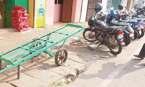 मापुसा बाजार में अराजकता: MMC से दुकानदारों के अवैध अवरोधक हटाने का आग्रह