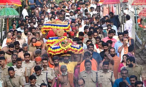 Kerala : मकरज्योति के बाद पुलमेदु-सन्निधानम यात्रा से रोक दिया Kerala : मकरज्योति के बाद पुलमेदु-सन्निधानम यात्रा से रोक दिया