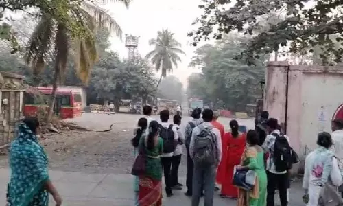 Mumbai: बेस्ट बस यात्रा में देरी, यात्री बस स्टॉप पर खड़े