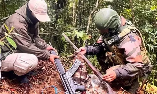 Manipur सुरक्षा बलों ने तलाशी अभियान में हथियार और युद्ध जैसे सामान बरामद किए Manipur सुरक्षा बलों ने तलाशी अभियान में हथियार और युद्ध जैसे सामान बरामद किए