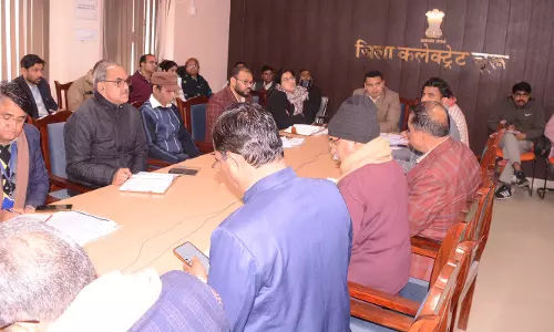 Churu: जिला कलेक्टर ने आवश्यक सेवाओं की समीक्षा बैठक में अधिकारियों को दिए निर्देश Churu: जिला कलेक्टर ने आवश्यक सेवाओं की समीक्षा बैठक में अधिकारियों को दिए निर्देश