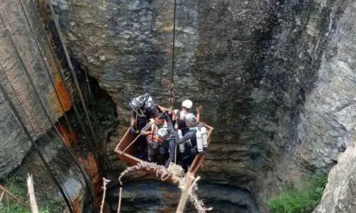 Assam : खनिकों के बचने की संभावना कम होने के बावजूद बचाव कार्य जारी Assam : खनिकों के बचने की संभावना कम होने के बावजूद बचाव कार्य जारी