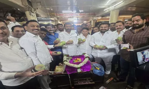 पुणे: हापुस सीजन में देरी, प्री-सीजन हापुस का पहला बॉक्स मार्केट यार्ड
