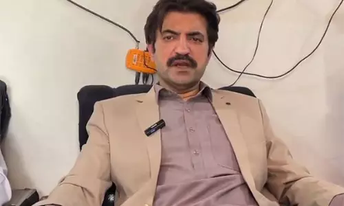 Pakistan तहरीक-ए-इंसाफ ने शेर अफजल मारवात को कारण बताओ नोटिस जारी किया