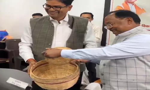 छेरछेरा पर्व पर रामविचार नेताम ने मंत्री ओपी चौधरी को दिया दान छेरछेरा पर्व पर रामविचार नेताम ने मंत्री ओपी चौधरी को दिया दान