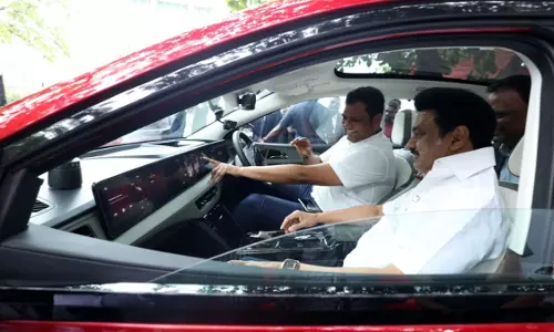 CM स्टालिन ने तमिलनाडु में डिजाइन और विकसित इलेक्ट्रिक एसयूवी का टेस्ट ड्राइव शुरू किया CM स्टालिन ने तमिलनाडु में डिजाइन और विकसित इलेक्ट्रिक एसयूवी का टेस्ट ड्राइव शुरू किया